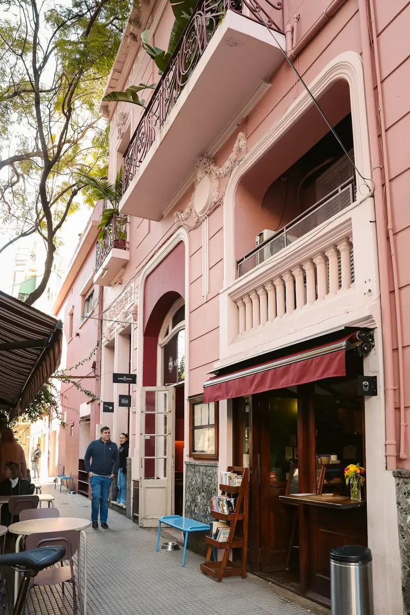 Fachada rosa de la sede Colegiales