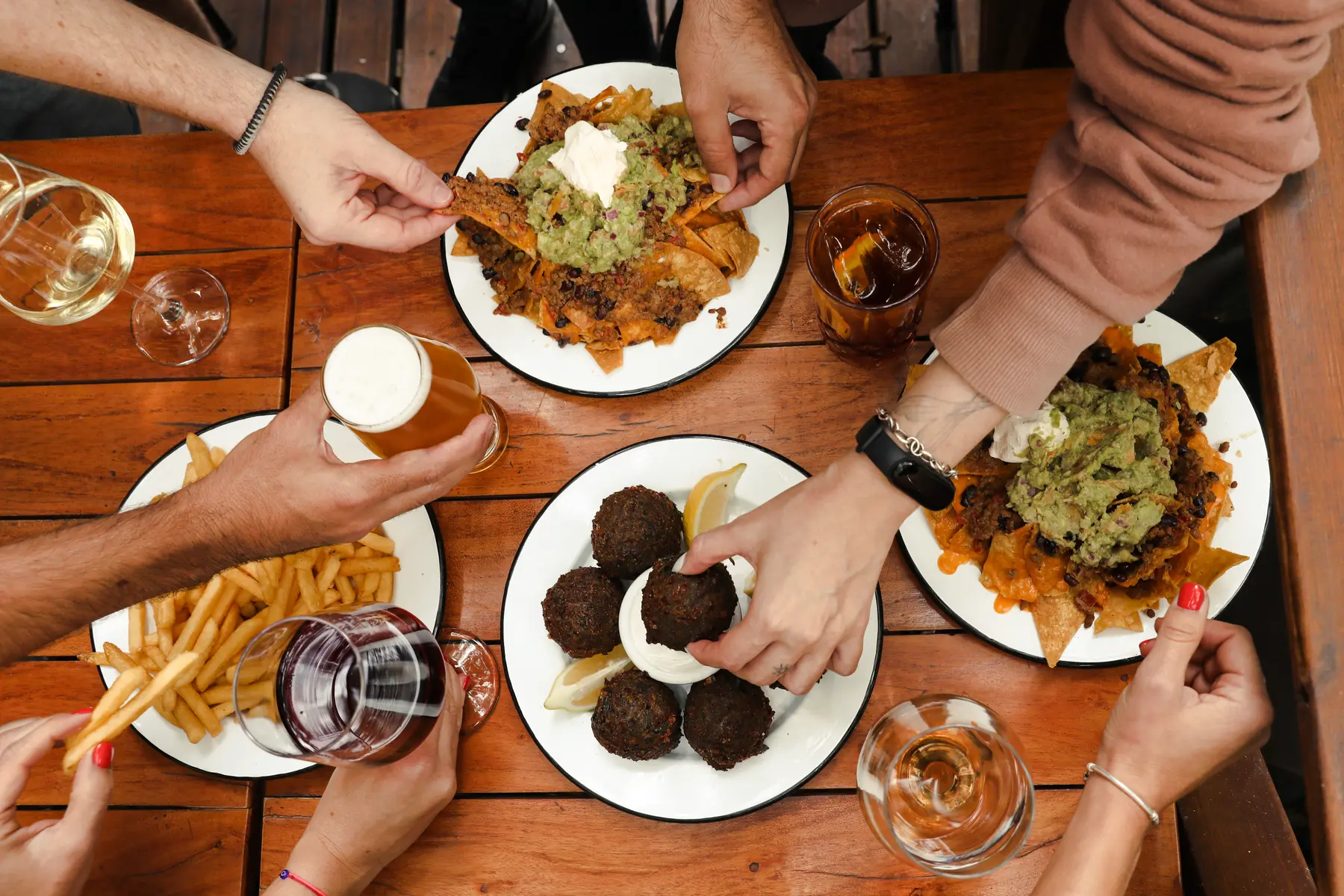 Mesa compartida con platos y bebidas en Arredondo