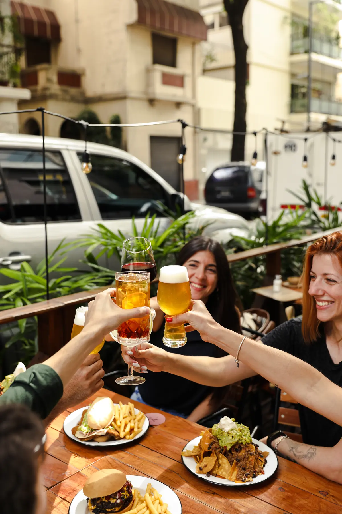 Amigas brindando en la vereda de Arredondo